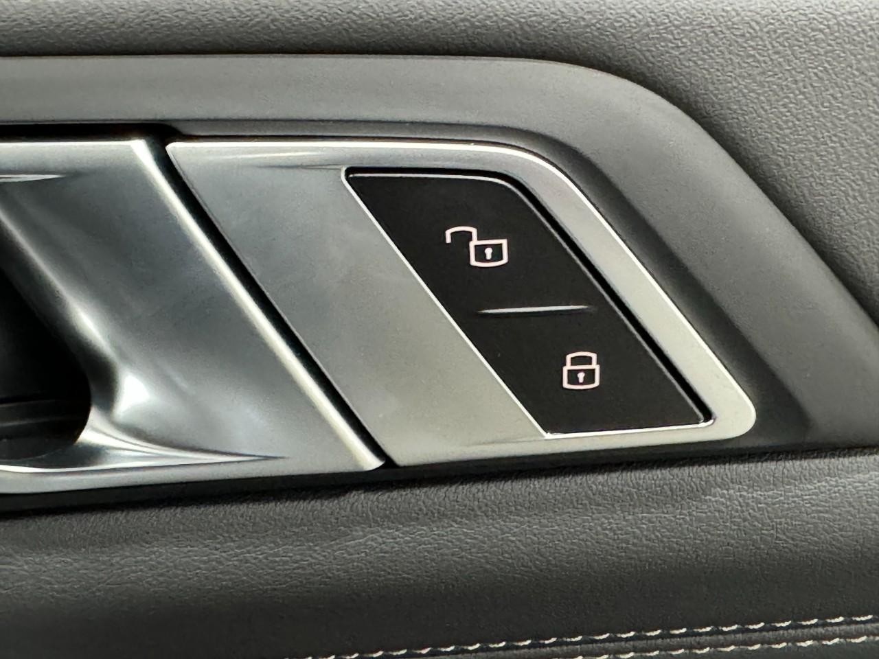 BMW X5 Vehicle Full-screen Gallery Image 21