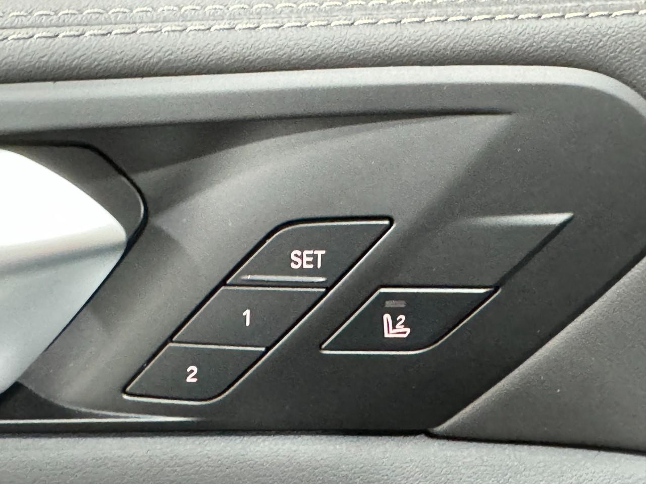 BMW X5 Vehicle Full-screen Gallery Image 24