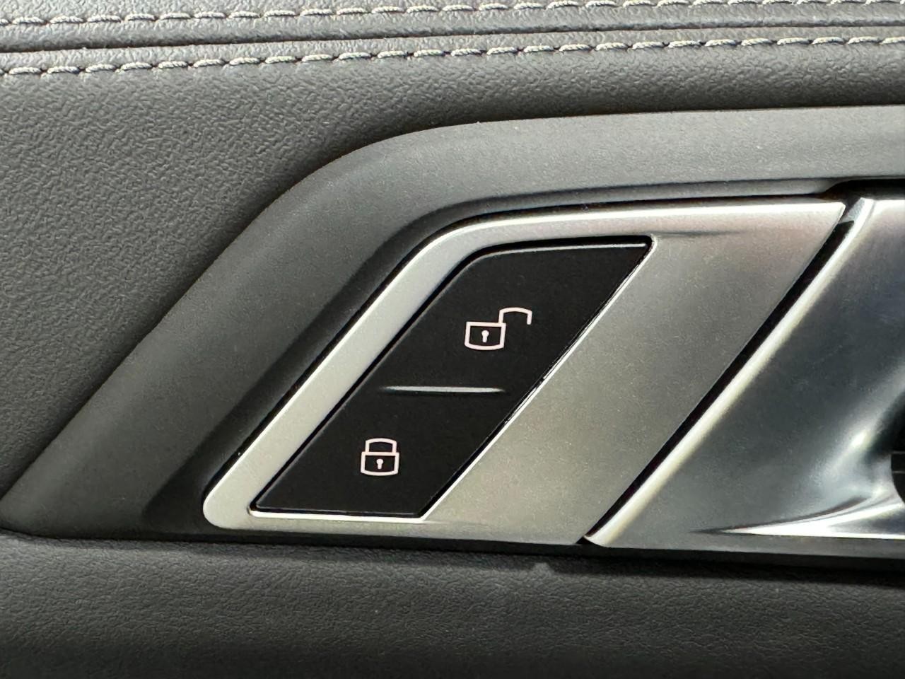 BMW X5 Vehicle Full-screen Gallery Image 25