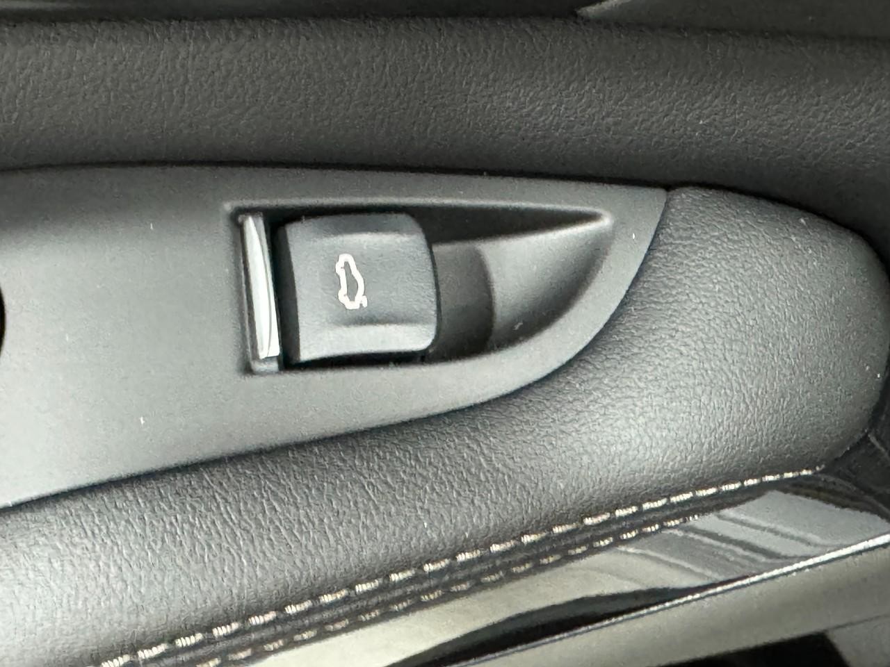 BMW X5 Vehicle Full-screen Gallery Image 27