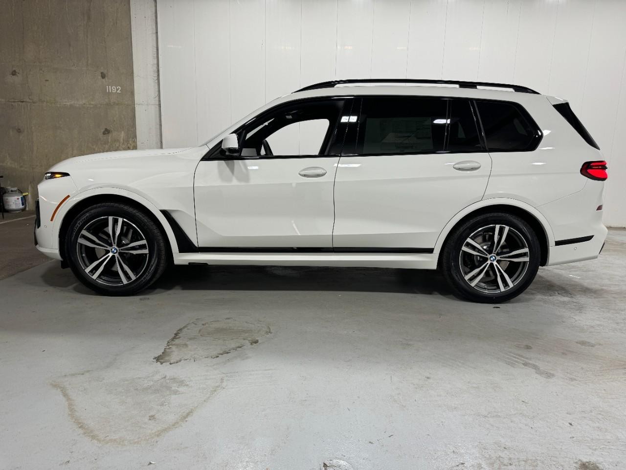 BMW X7 Vehicle Full-screen Gallery Image 2