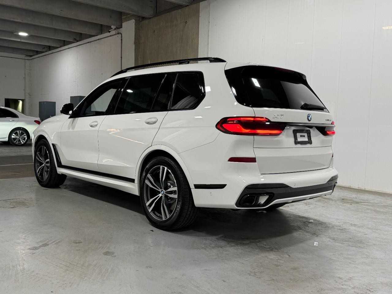 BMW X7 Vehicle Full-screen Gallery Image 3
