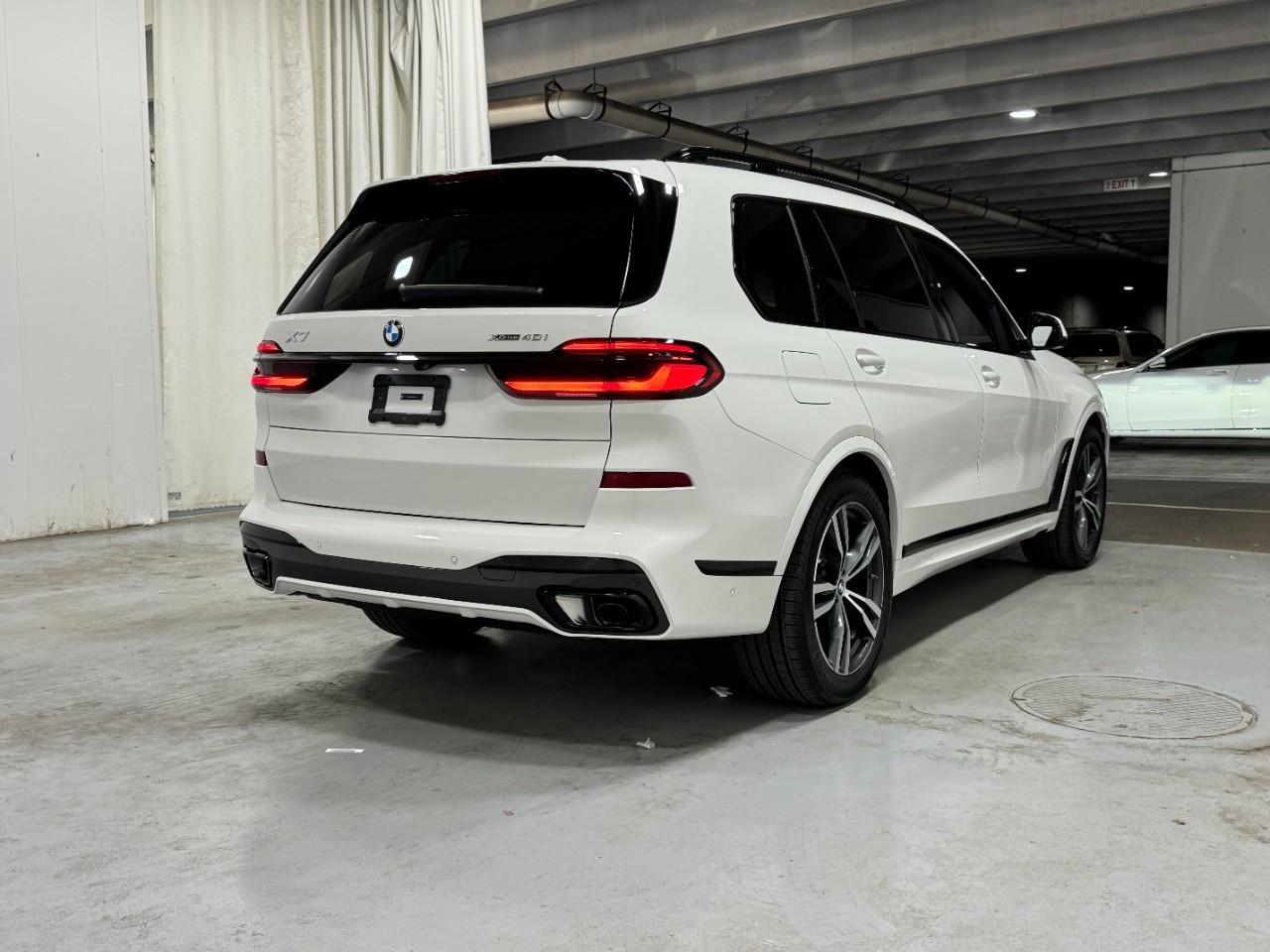 BMW X7 Vehicle Full-screen Gallery Image 4