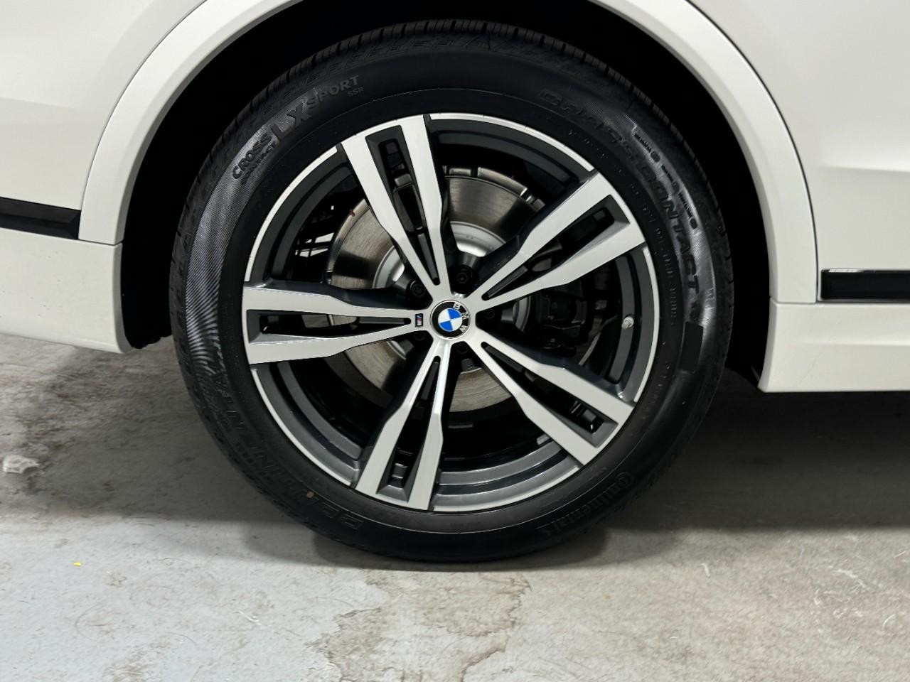 BMW X7 Vehicle Full-screen Gallery Image 5