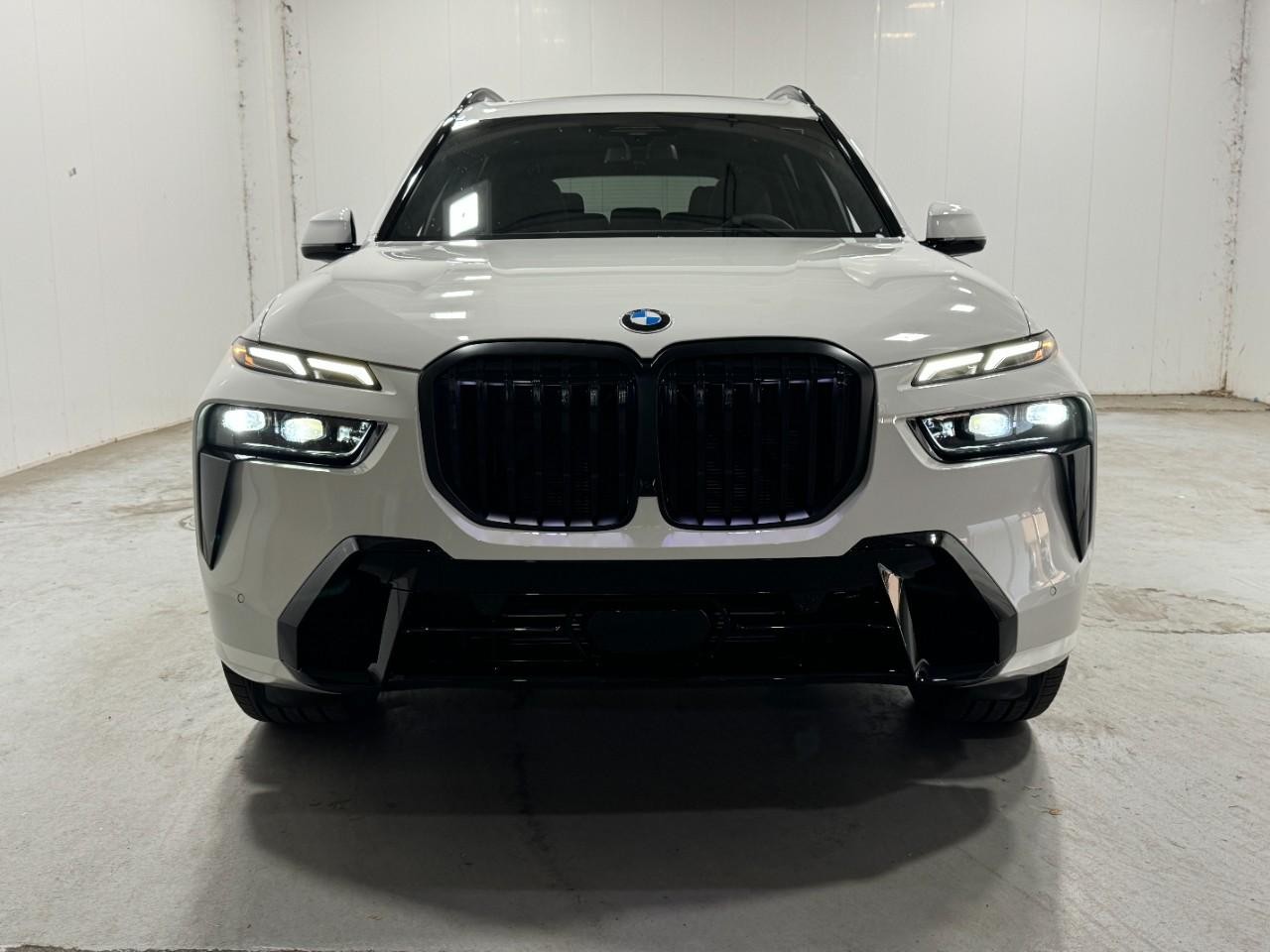 BMW X7 Vehicle Full-screen Gallery Image 7