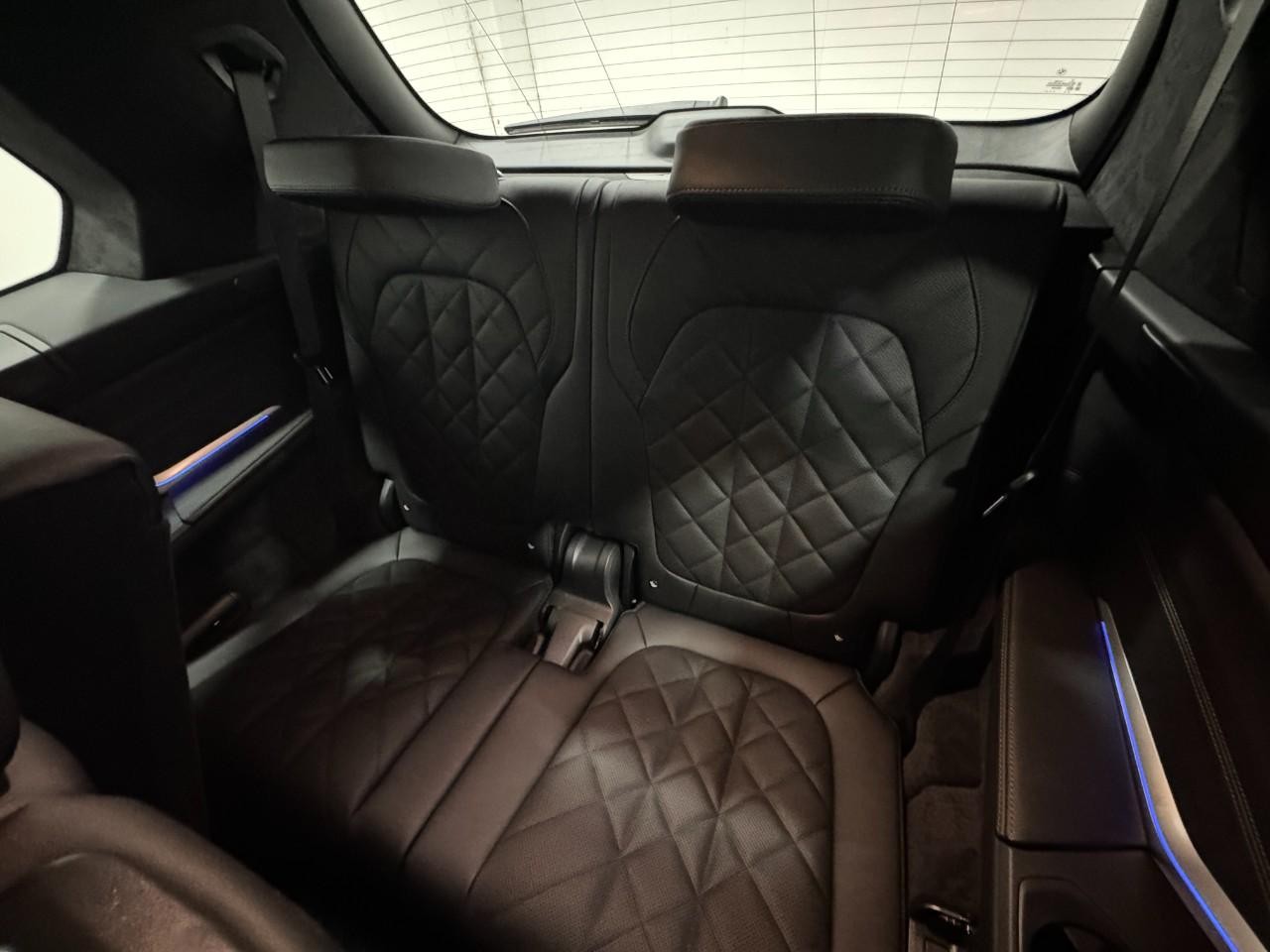 BMW X7 Vehicle Full-screen Gallery Image 8