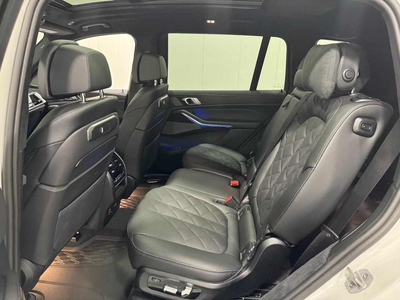 BMW X7 Vehicle Full-screen Gallery Image 9