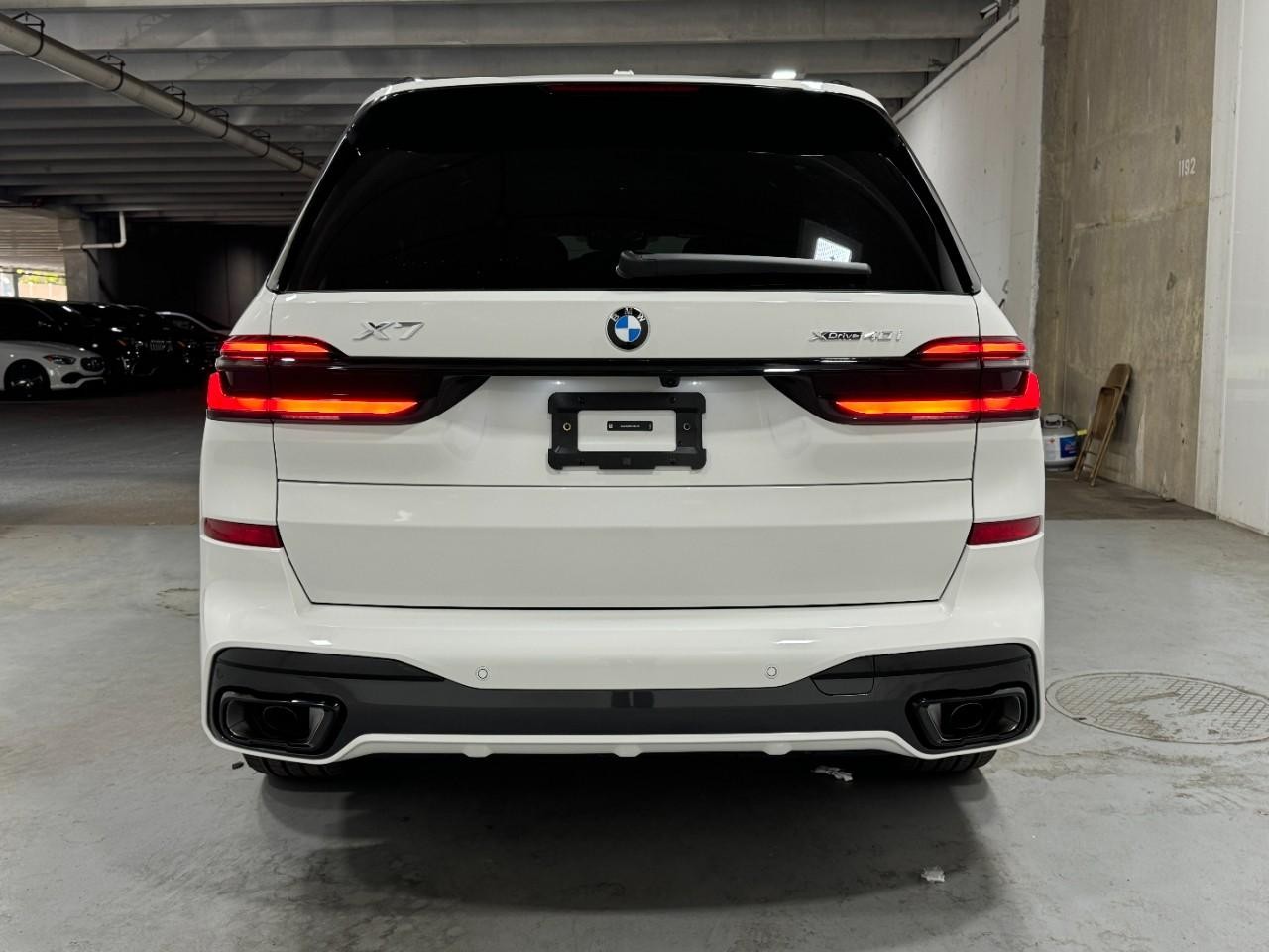 BMW X7 Vehicle Full-screen Gallery Image 10