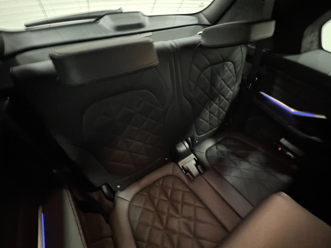 BMW X7 Vehicle Full-screen Gallery Image 11