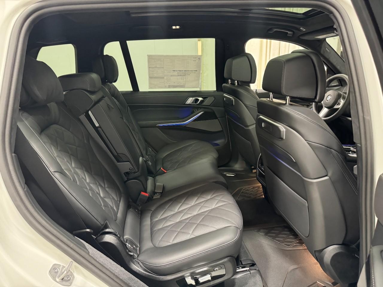 BMW X7 Vehicle Full-screen Gallery Image 12