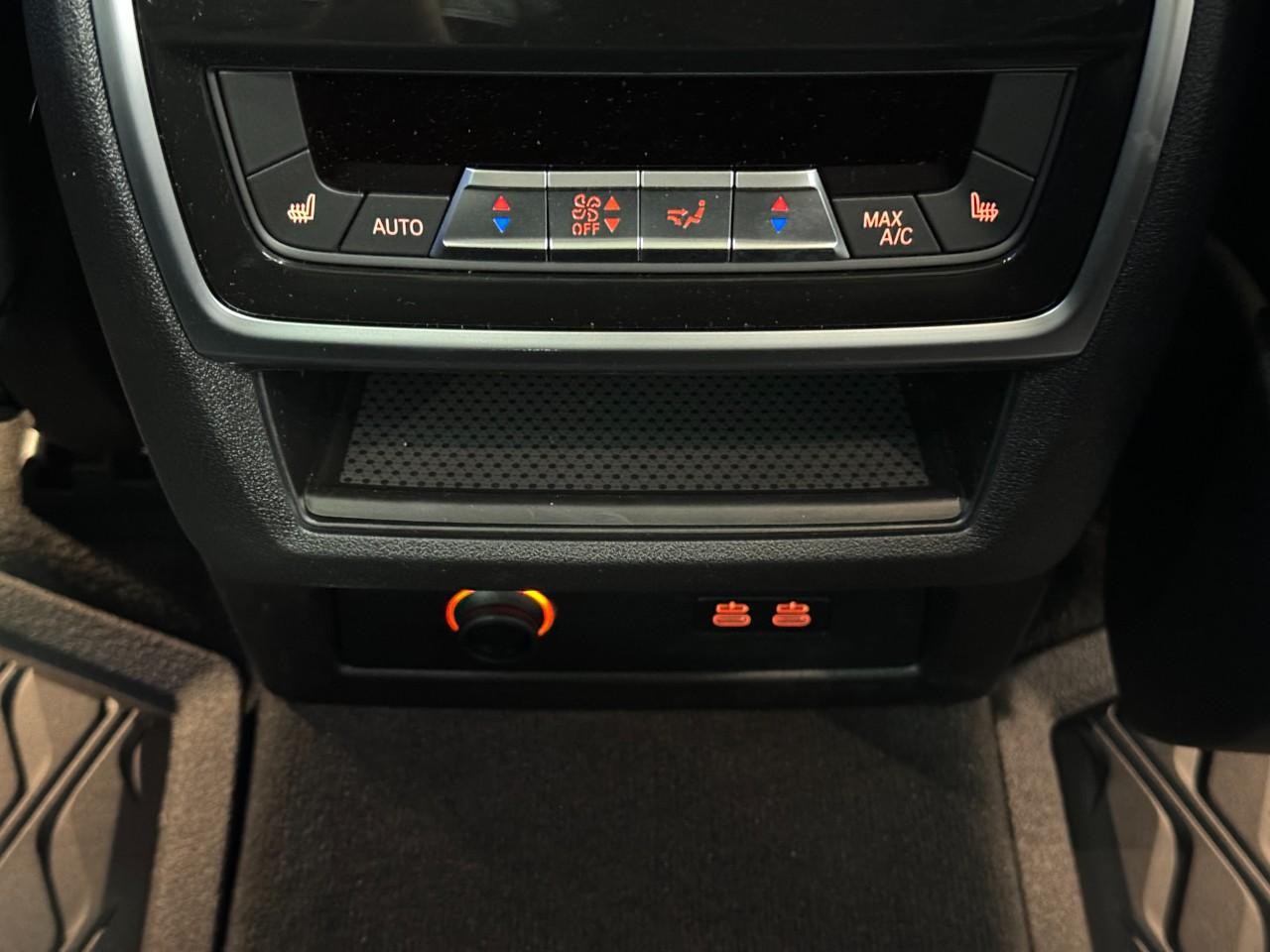 BMW X7 Vehicle Full-screen Gallery Image 13