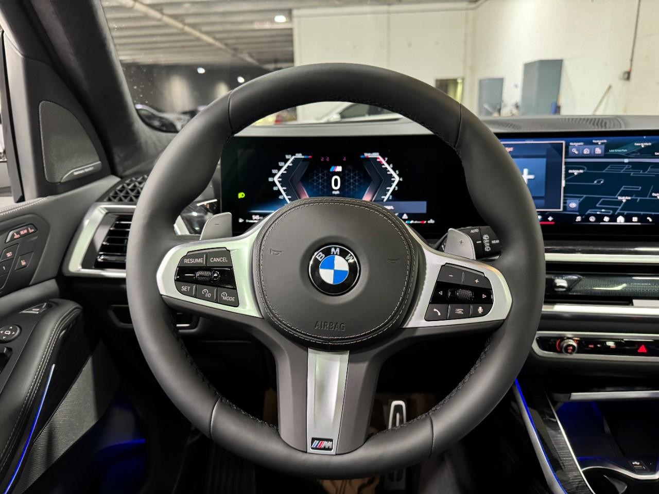 BMW X7 Vehicle Full-screen Gallery Image 16