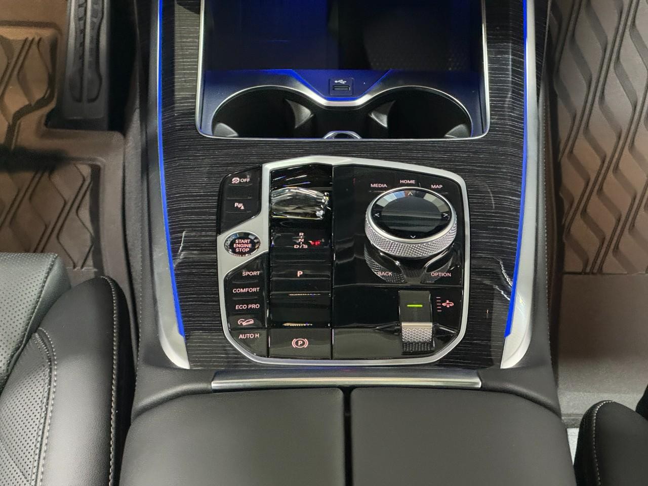 BMW X7 Vehicle Full-screen Gallery Image 18