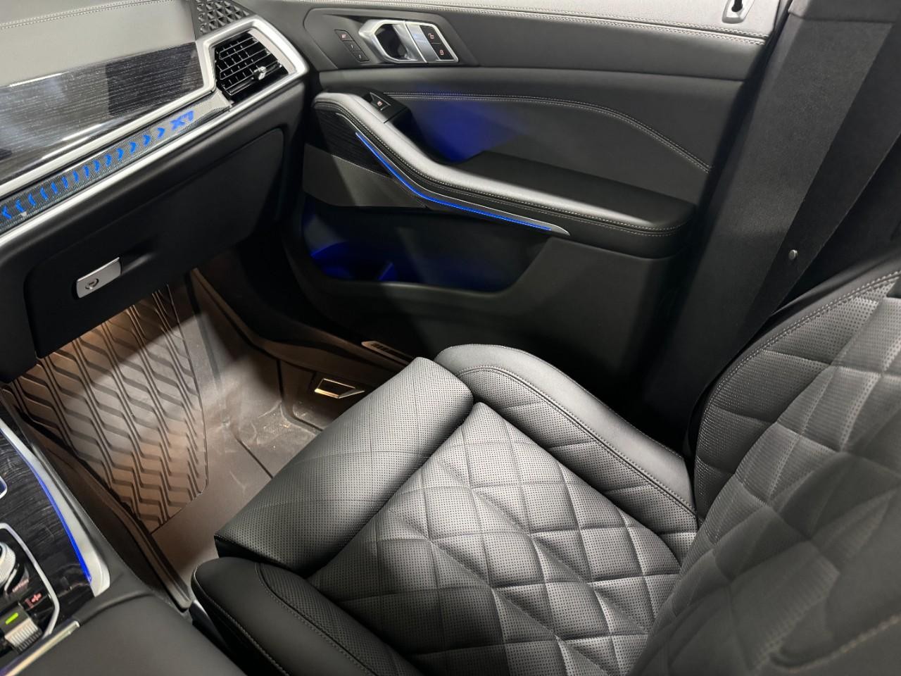 BMW X7 Vehicle Full-screen Gallery Image 19