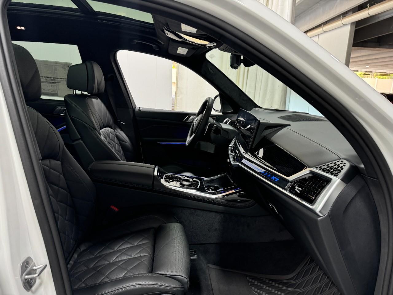 BMW X7 Vehicle Full-screen Gallery Image 20