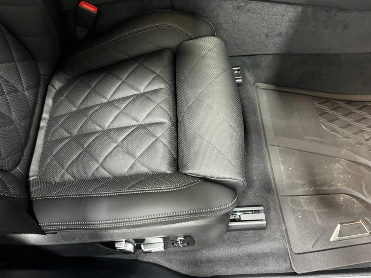 BMW X7 Vehicle Full-screen Gallery Image 21