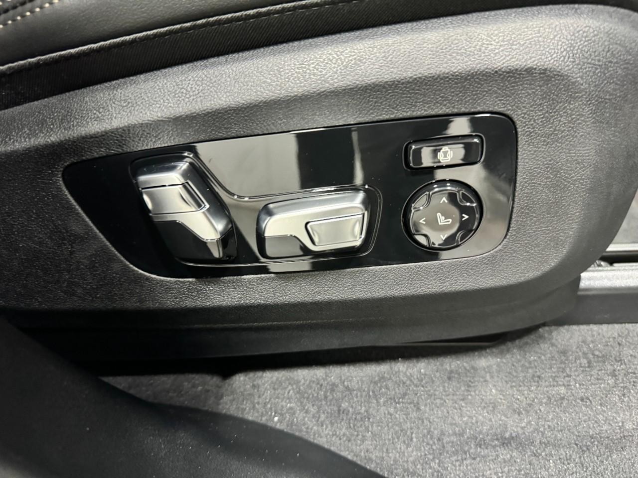 BMW X7 Vehicle Full-screen Gallery Image 22