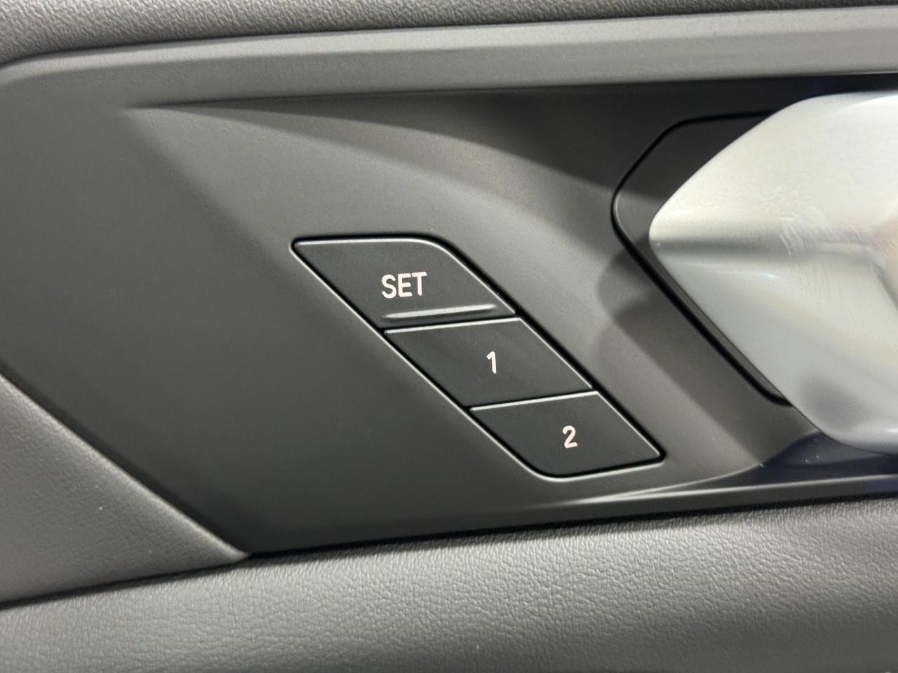 BMW X7 Vehicle Full-screen Gallery Image 23