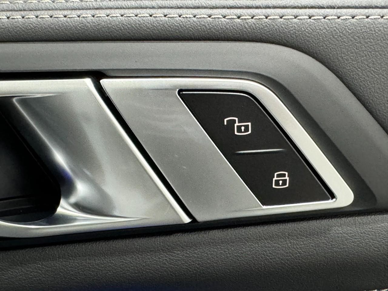 BMW X7 Vehicle Full-screen Gallery Image 24