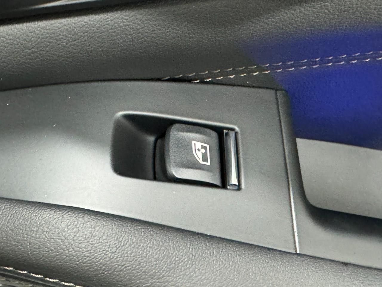 BMW X7 Vehicle Full-screen Gallery Image 25