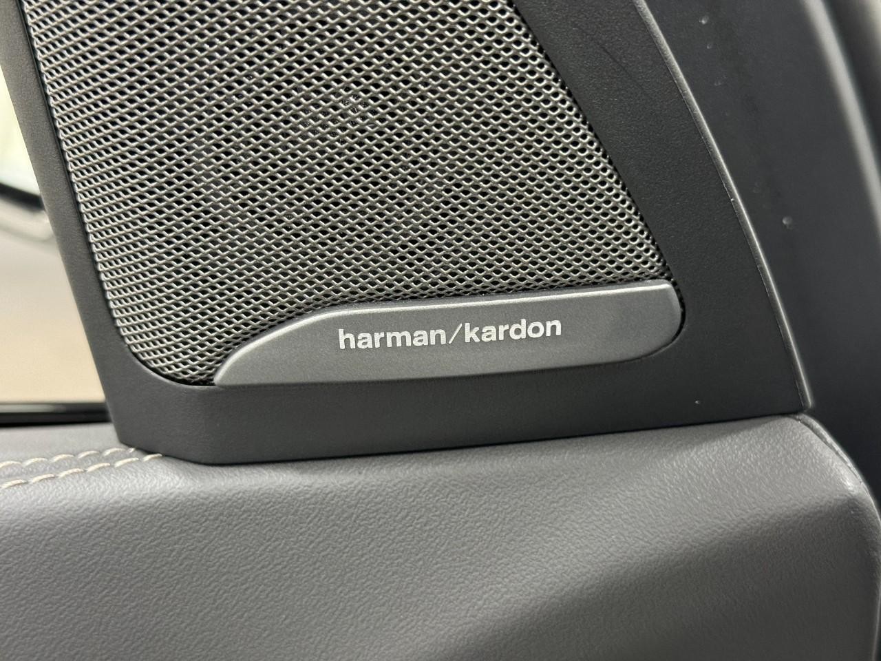 BMW X7 Vehicle Full-screen Gallery Image 26