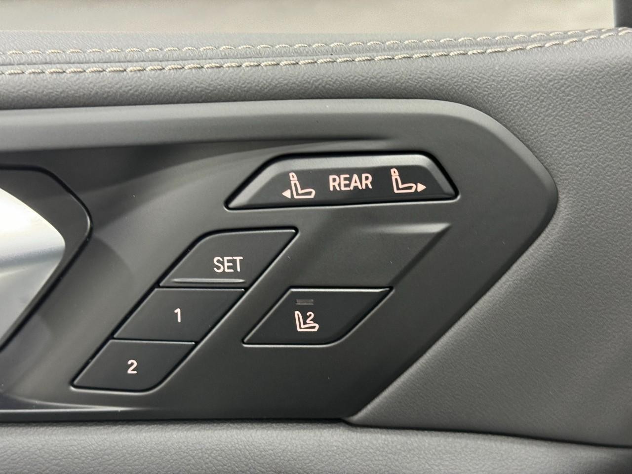 BMW X7 Vehicle Full-screen Gallery Image 27