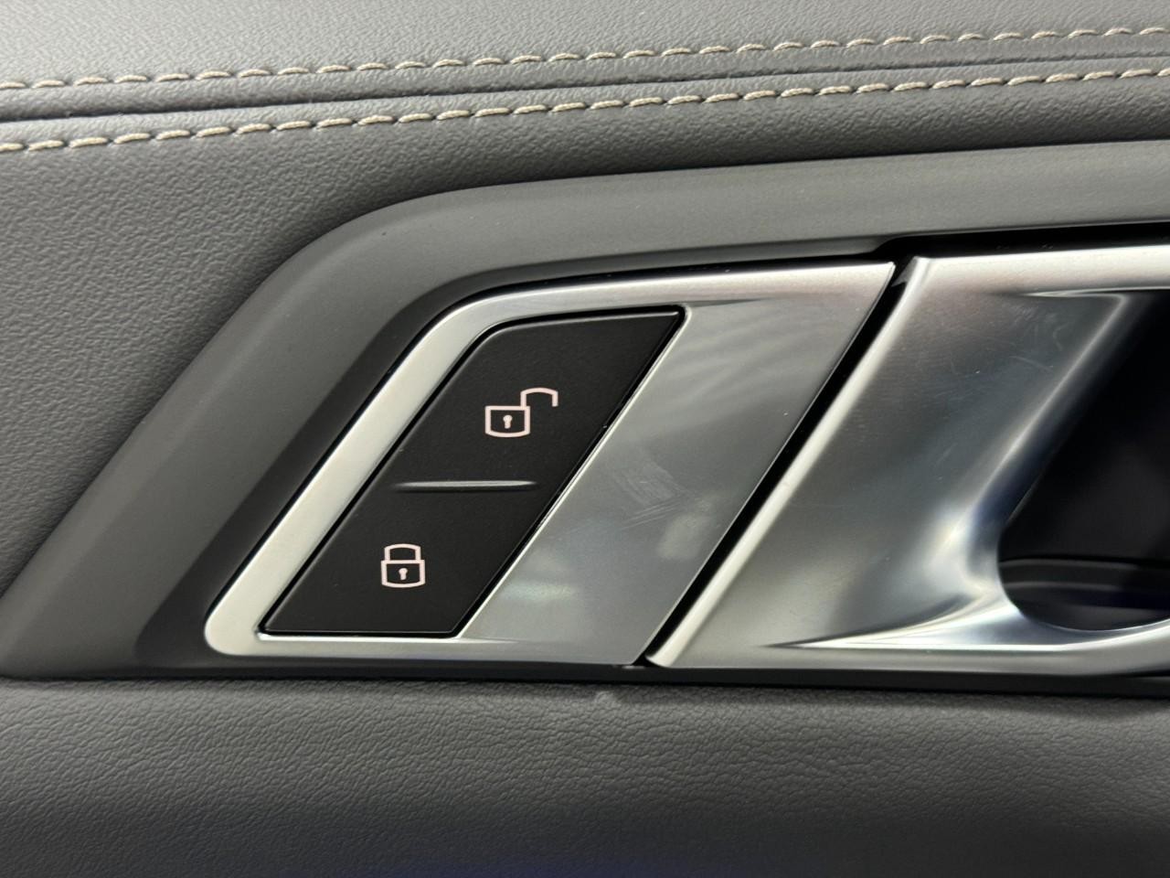 BMW X7 Vehicle Full-screen Gallery Image 28