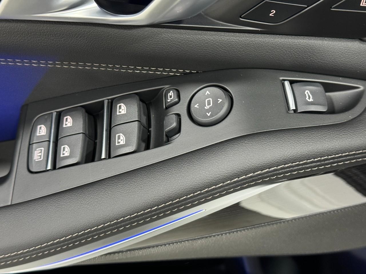 BMW X7 Vehicle Full-screen Gallery Image 29