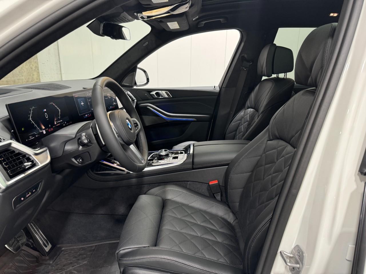 BMW X7 Vehicle Full-screen Gallery Image 30