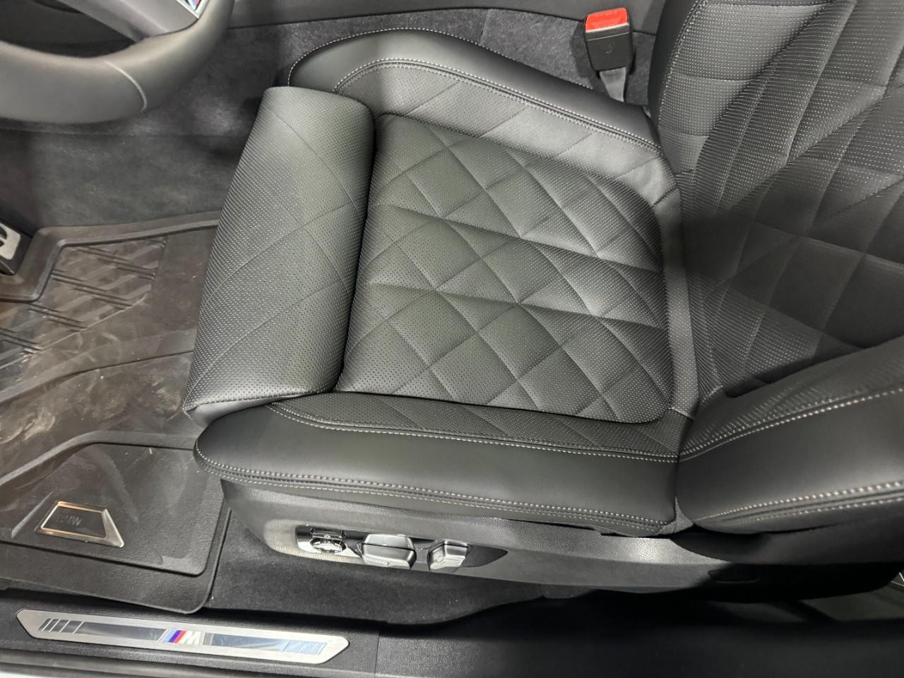 BMW X7 Vehicle Full-screen Gallery Image 31