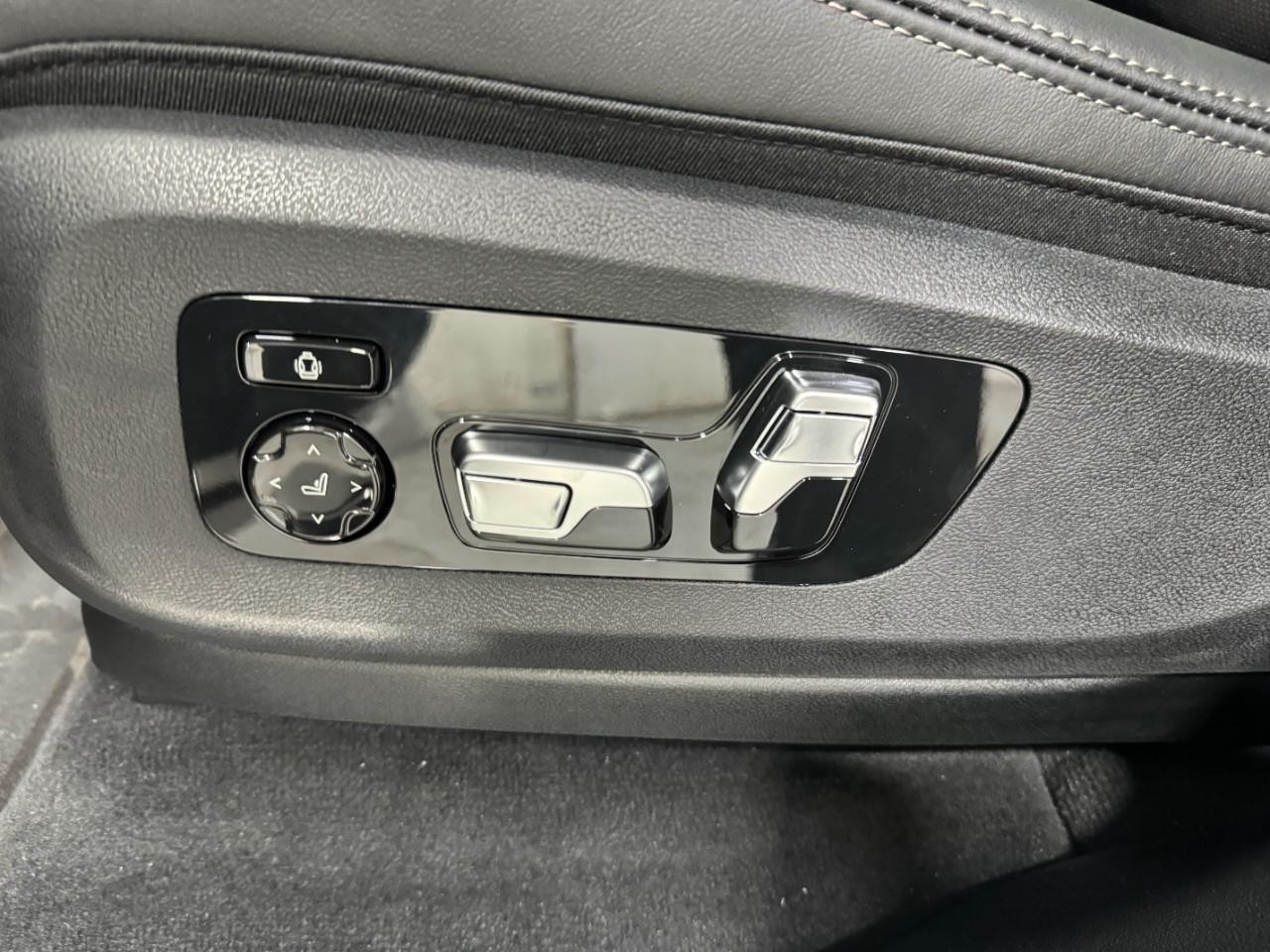 BMW X7 Vehicle Full-screen Gallery Image 32