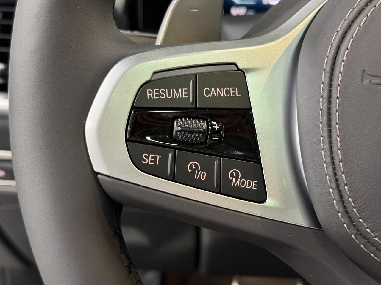 BMW X7 Vehicle Full-screen Gallery Image 34