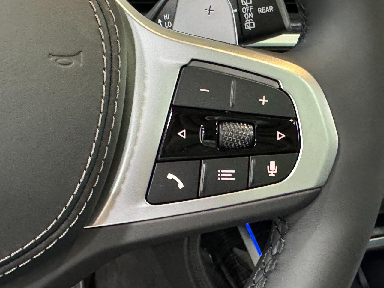 BMW X7 Vehicle Full-screen Gallery Image 35