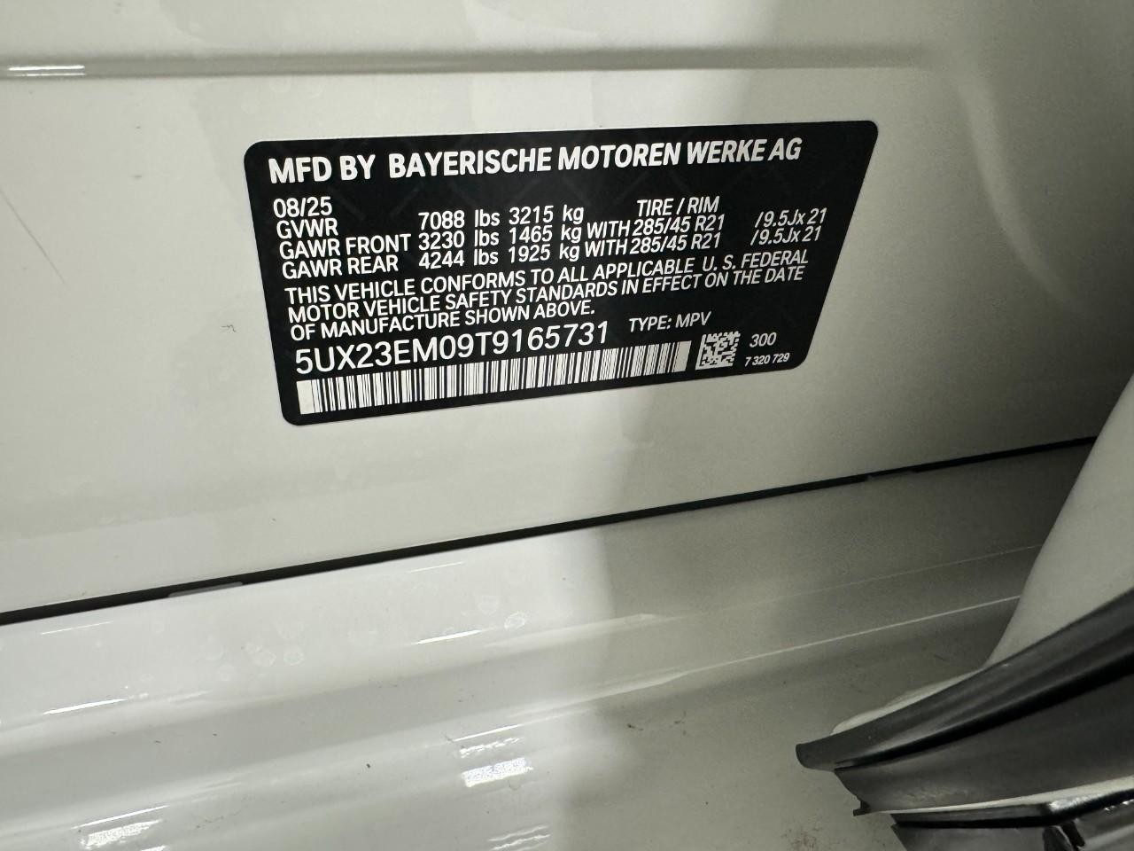 BMW X7 Vehicle Full-screen Gallery Image 38