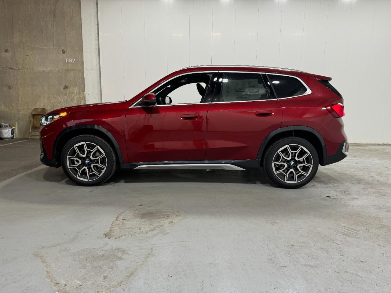 BMW X1 Vehicle Full-screen Gallery Image 2