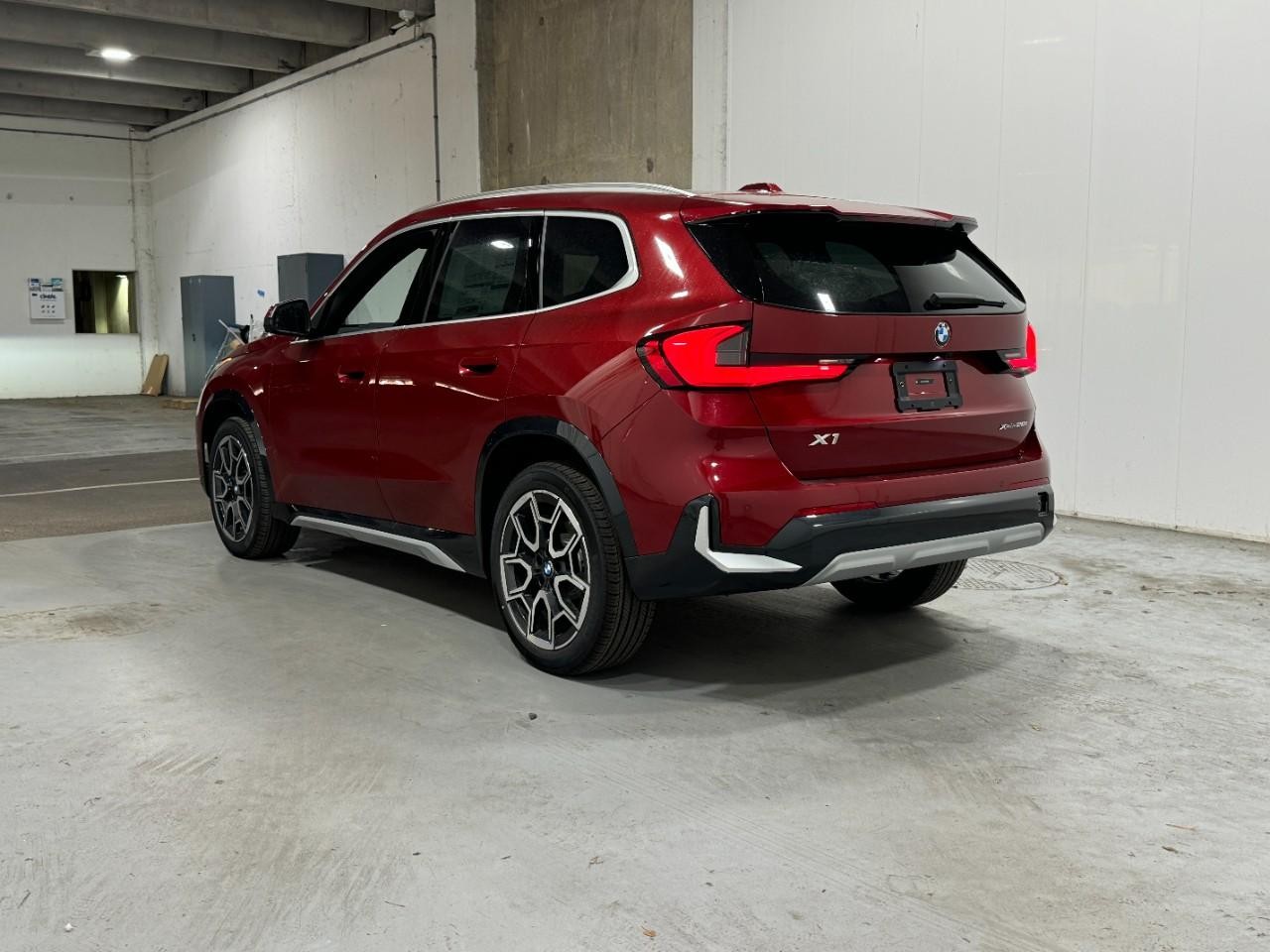 BMW X1 Vehicle Full-screen Gallery Image 3