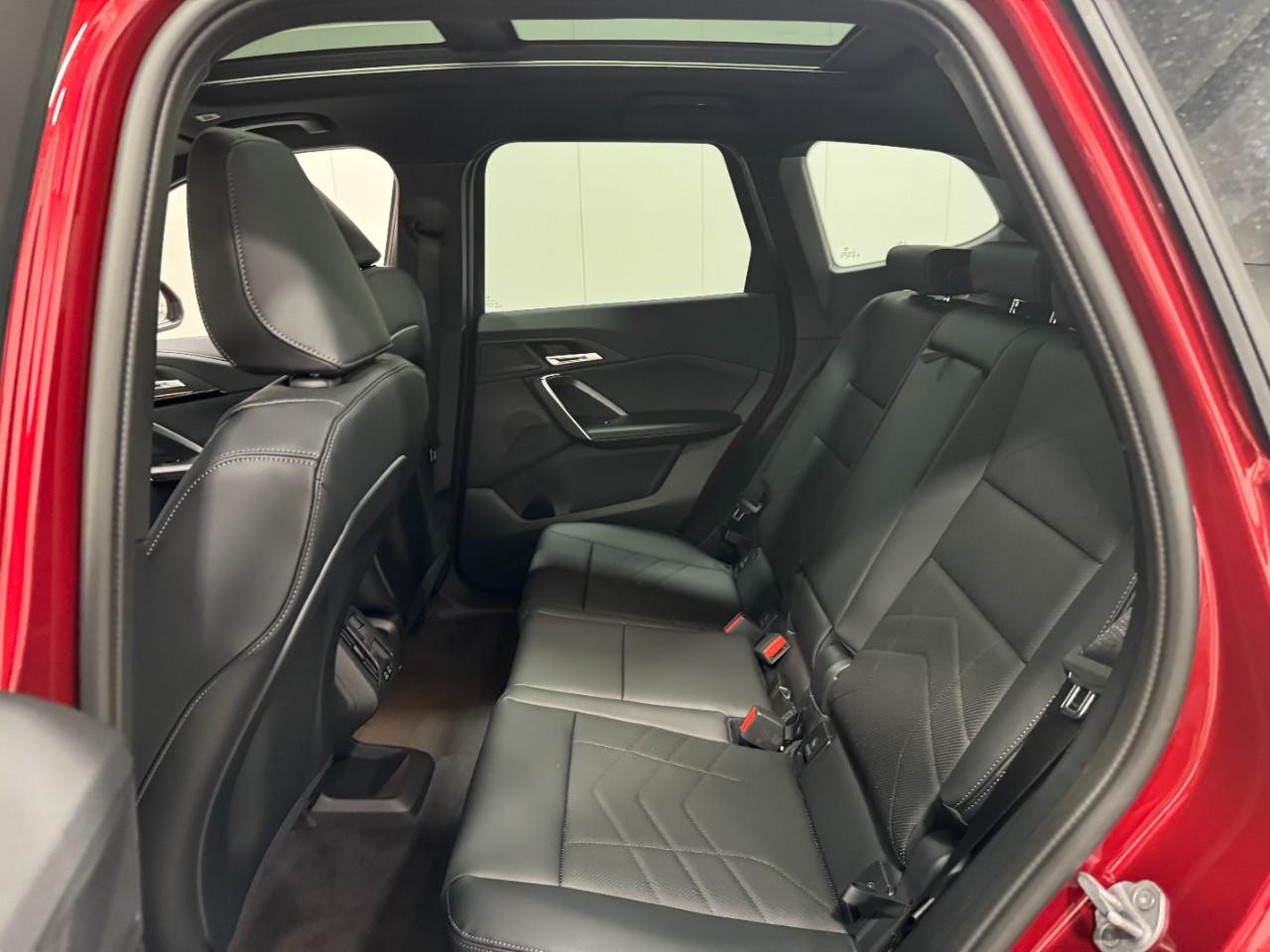 BMW X1 Vehicle Full-screen Gallery Image 8