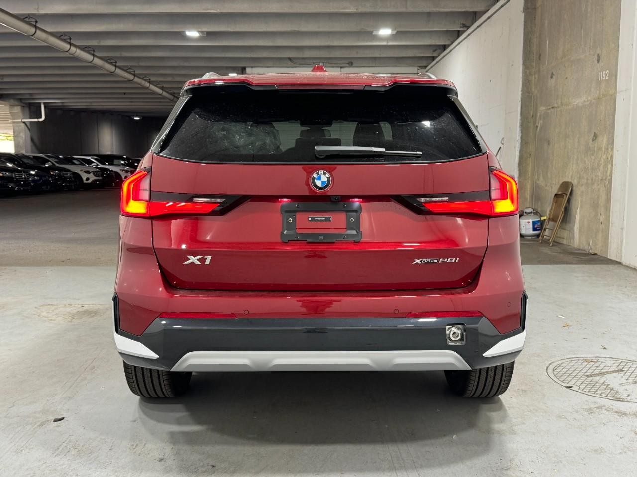 BMW X1 Vehicle Full-screen Gallery Image 9