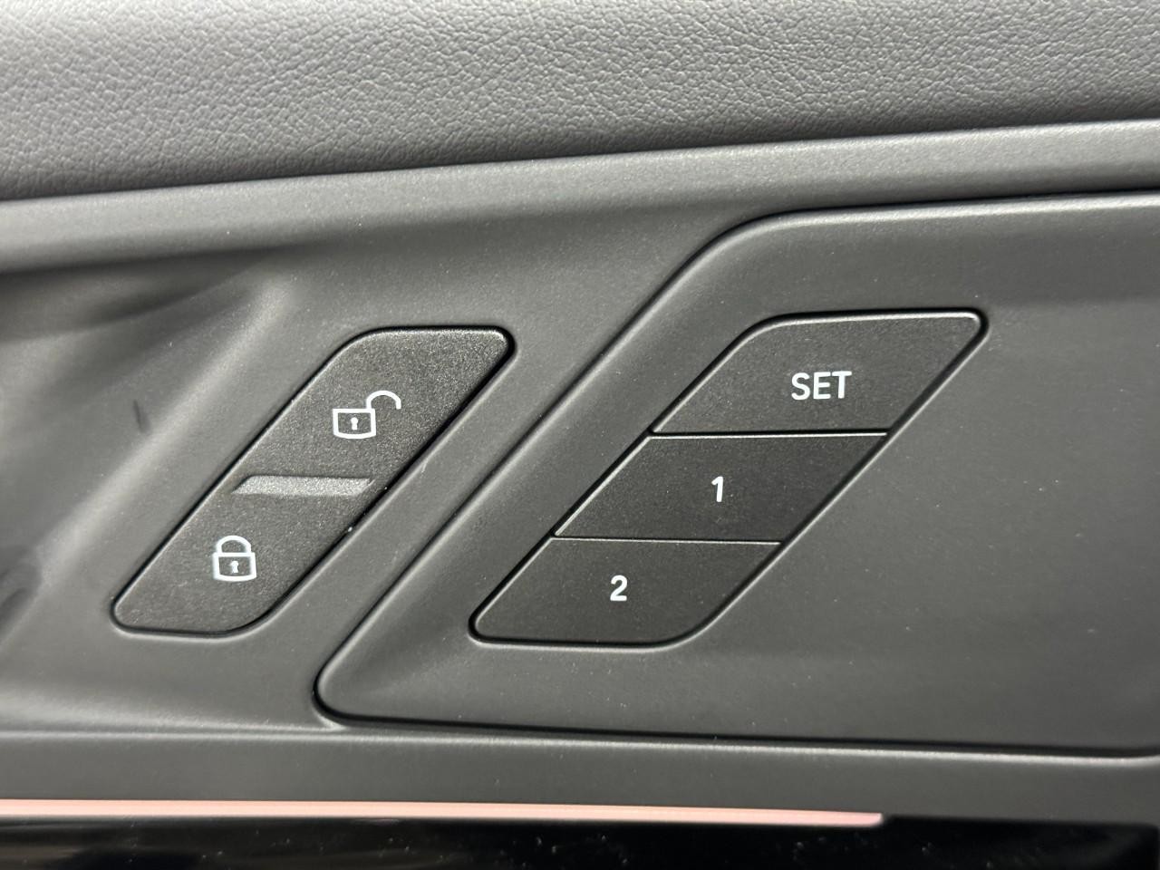 BMW X1 Vehicle Full-screen Gallery Image 22