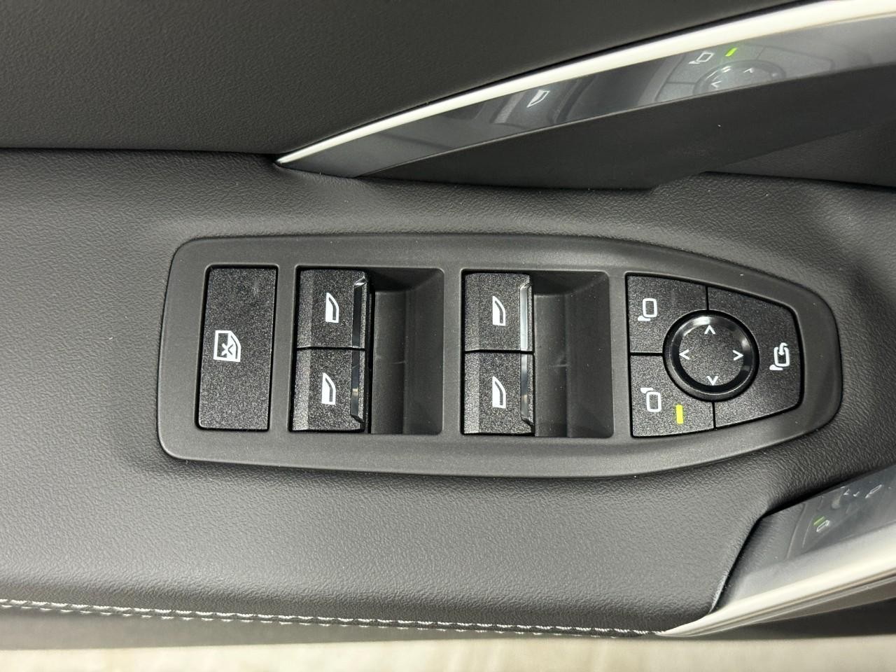 BMW X1 Vehicle Full-screen Gallery Image 23