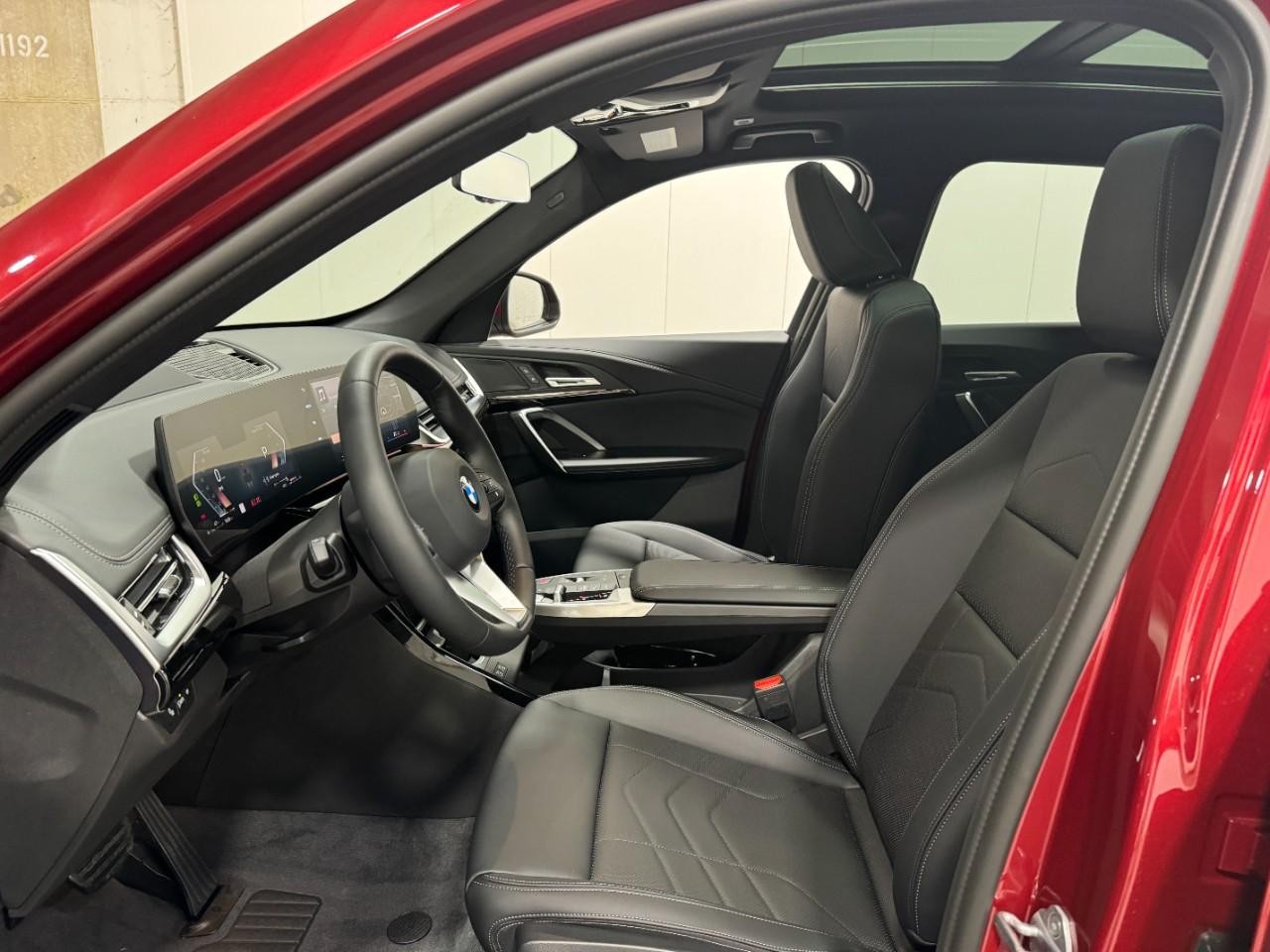 BMW X1 Vehicle Full-screen Gallery Image 25