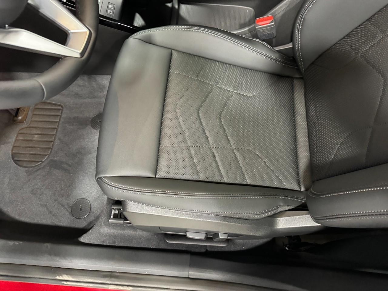 BMW X1 Vehicle Full-screen Gallery Image 26