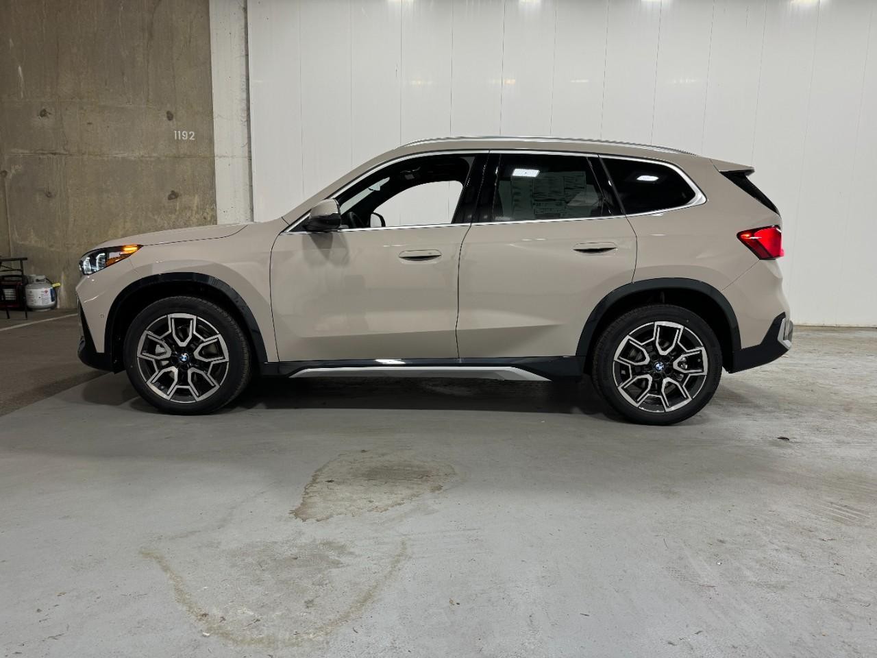 BMW X1 Vehicle Full-screen Gallery Image 2