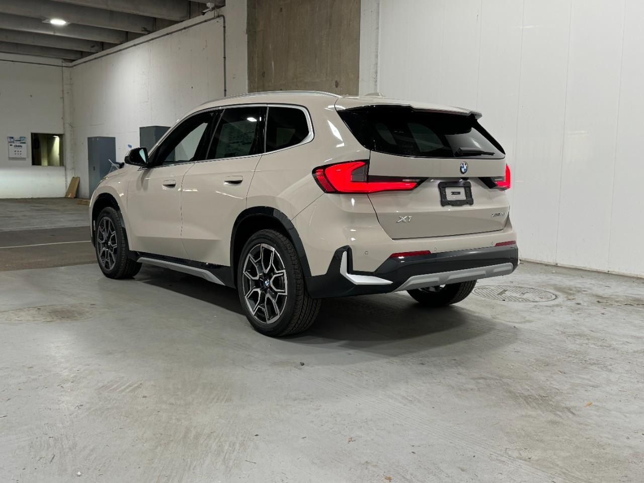 BMW X1 Vehicle Full-screen Gallery Image 3