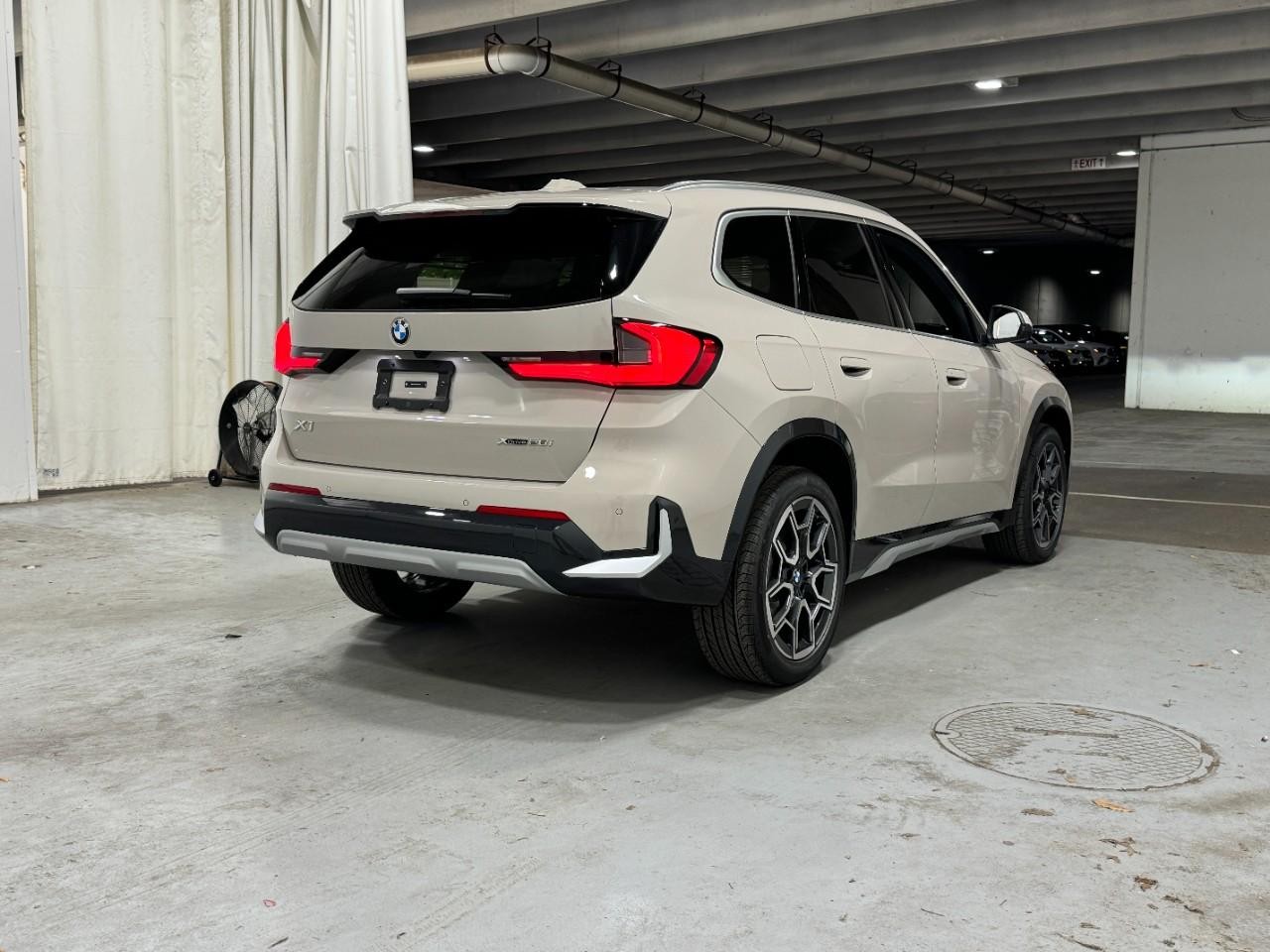 BMW X1 Vehicle Full-screen Gallery Image 4