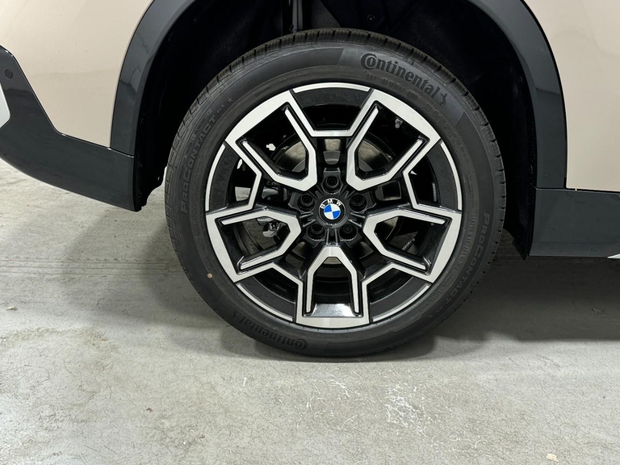 BMW X1 Vehicle Full-screen Gallery Image 5