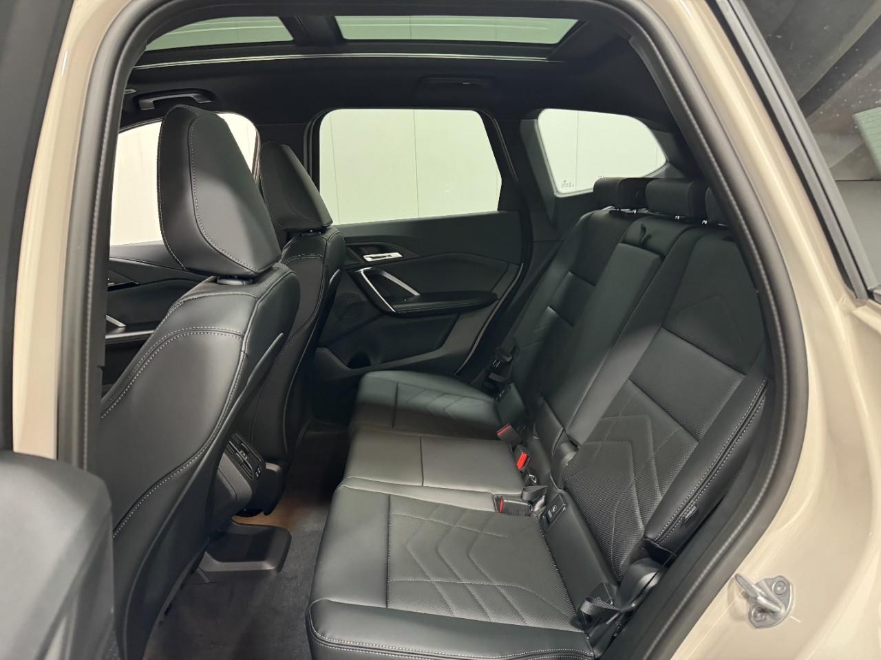 BMW X1 Vehicle Full-screen Gallery Image 8