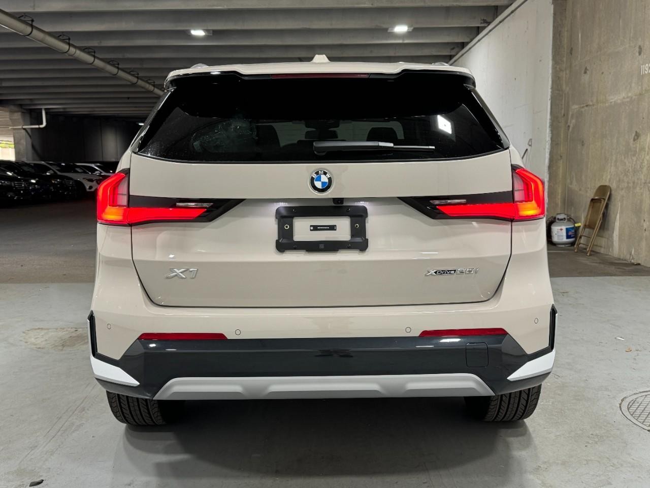 BMW X1 Vehicle Full-screen Gallery Image 9