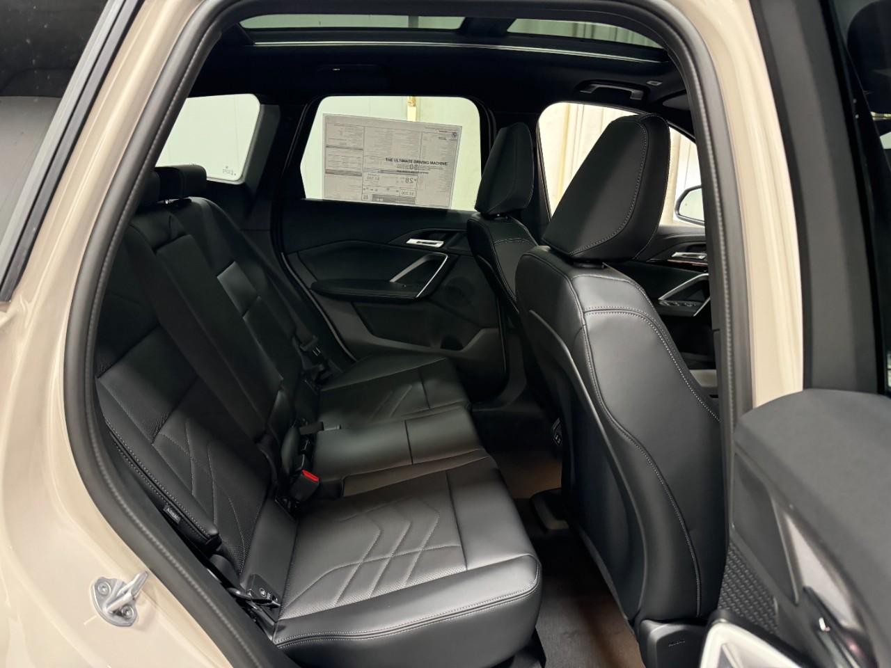 BMW X1 Vehicle Full-screen Gallery Image 10