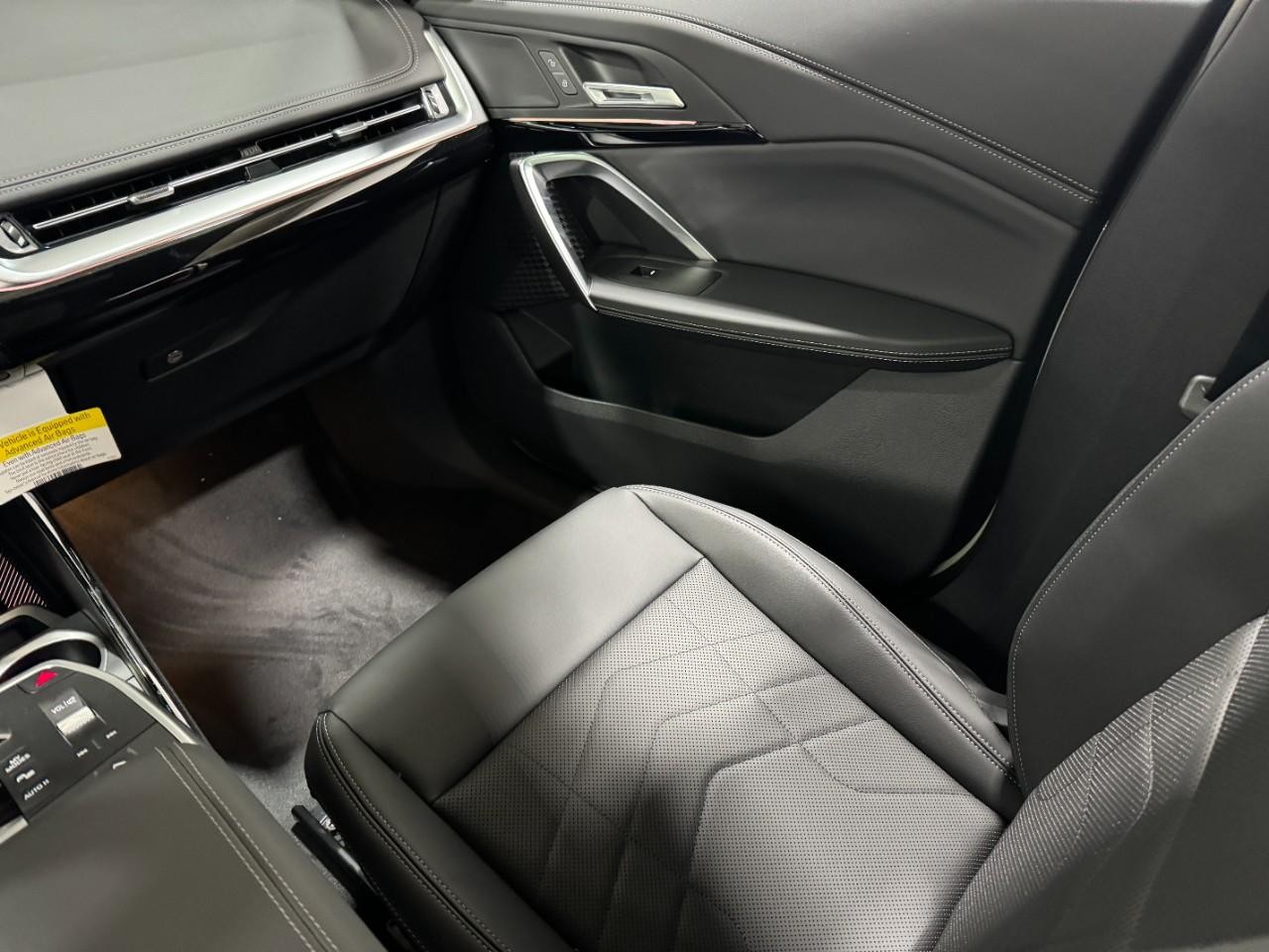 BMW X1 Vehicle Full-screen Gallery Image 16